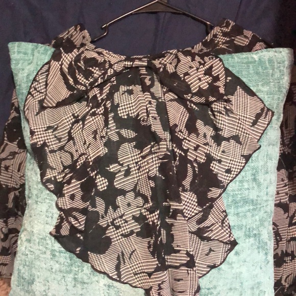 B Design blouse with bow overlay - Picture 2 of 2